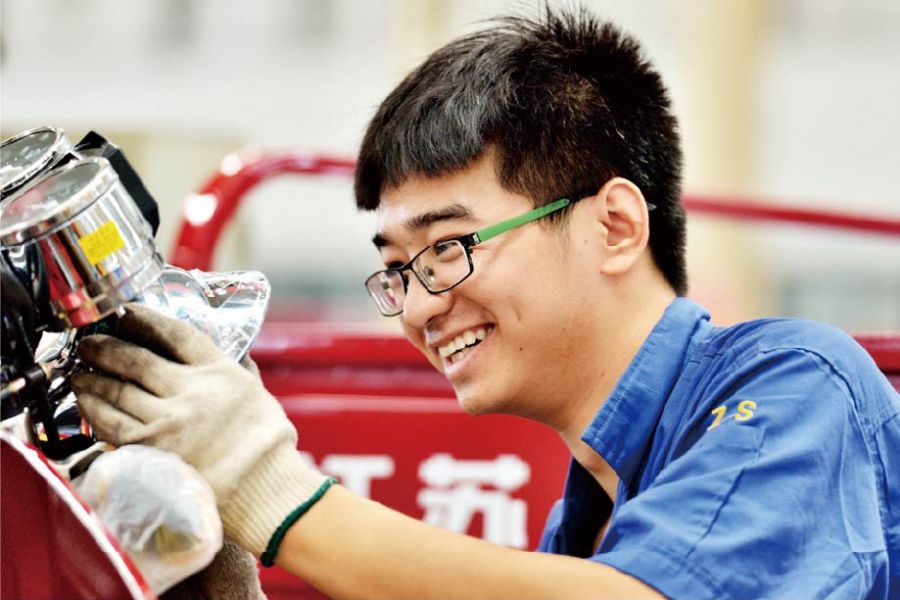 青年團(tuán)員奉獻(xiàn)在崗位，樂在其中