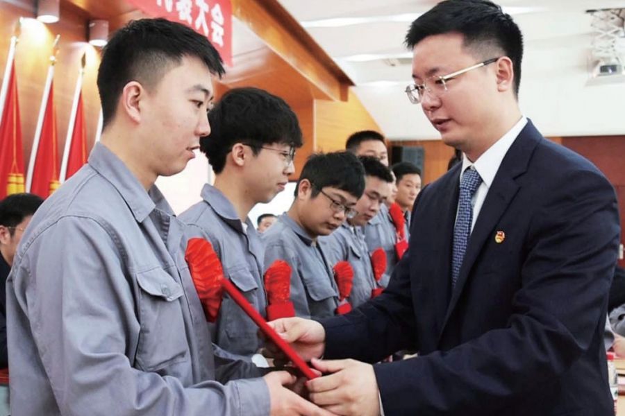 團(tuán)委書記安桂辰為優(yōu)秀團(tuán)員頒獎(jiǎng)