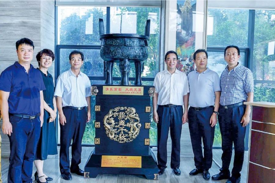 陜西眉縣政府向集團贈送“情系貧困、大愛無疆”鼎器